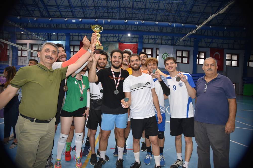 ÜNİLİG VOLEYBOL ERKEK ÖĞRENCİ MÜSABAKALARI SONUÇUNDA 2.İNCİ OLMA BAŞARISI GÖSTEREN MÜHENDİSLİK FAKÜLTESİ ERKEK ÖĞRENCİ VOLEYBOL TAKIMI