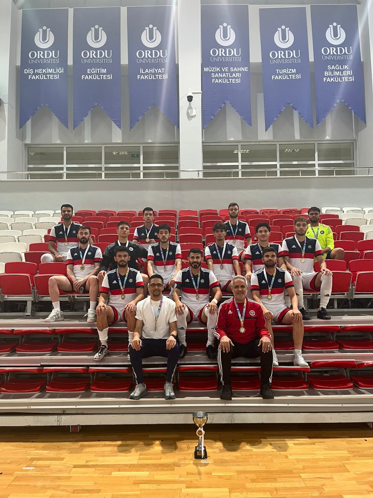 ÇUKUROVA ÜNİVERSİTESİ SALON FUTBOLU ERKEK TAKIMIZ TÜRKİYE ÜNİVERSİTELER SPOR FEDERASYONUN DÜZENLEMİŞ OLDUĞU SÜPER LİG MÜSABAKALARINDA TÜRKİYE ŞAMPİYONU OLMA BAŞARISI GÖSTERMİŞTİR.